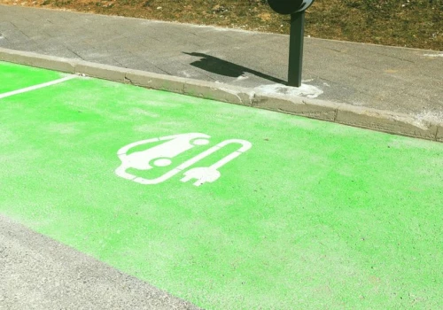 Ładowarki „elektryka” na osiedlowych parkingach. Nadchodzą nowe wymogi budowlane