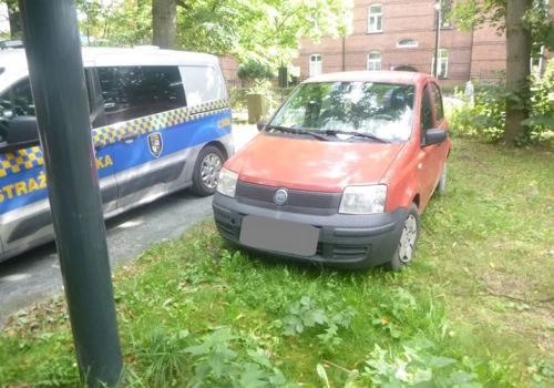 Posypały się mandaty dla „mistrzów parkowania”. Interwencje straży miejskiej