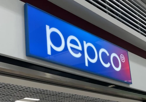 Najmodniejsze jeansy jesieni w grafitowym kolorze znalazłam za 60 zł w Pepco. A w Reserved?