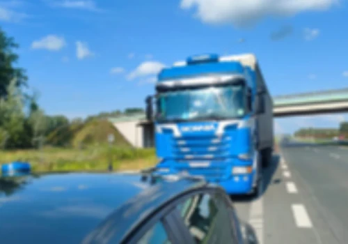 Podejrzana jazda ciężarówki na autostradzie. Kierowca zatrzymany w Starym Koniku