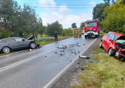Czołowe zderzenie na DW 632. Cztery osoby ranne, w tym dwoje dzieci