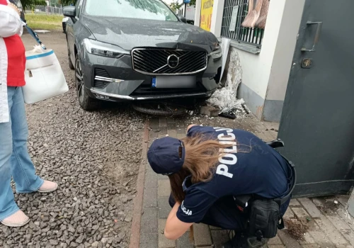 Zamiast do tyłu, ruszyła do przodu i wjechała w sklep. Rowerzysta miał niesamowite szczęście