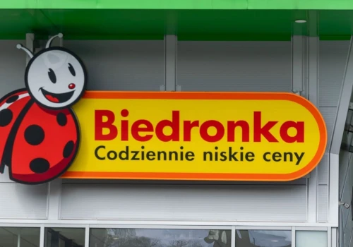 Biedronka kusi przed szkołą. 1+1 gratis, LEGO taniej i 250 zł w voucherach