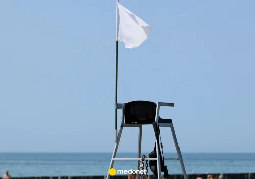 Białe flagi na bałtyckich plażach. Gdzie i do kiedy można bezpiecznie się kąpać