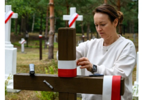W Ostrówkach na Wołyniu ostatnie przygotowania do pochówków szczątków 55 ofiar zbrodni
