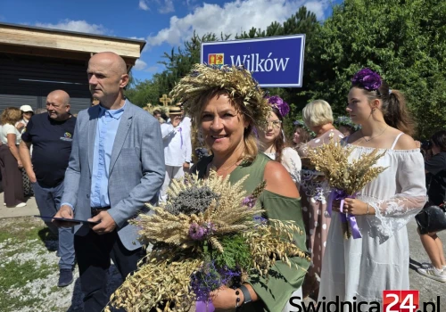 Barwny korowód i pyszności na stoiskach. Dożynki Gminy Świdnica w Wilkowie