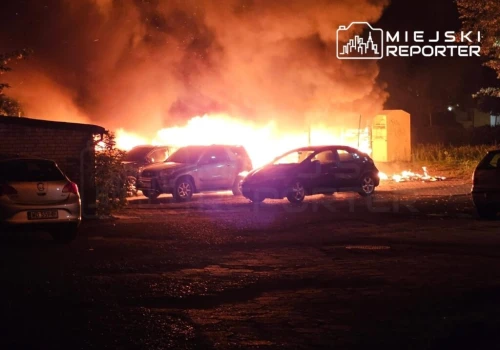 Poważny pożar na Pradze-Południe. Płonęła altana i kilka aut