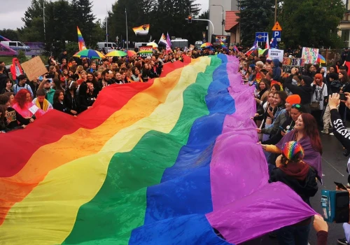 VII Rzeszowski Marsz Równości. Ambitne postulaty, duże emocje i after party otwarte dla niepełnoletnich