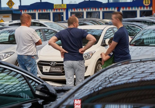 Wstydził się pokazać twarz, ale opisał wszystko. Handlarz powiedział, co robi się w komisach, gdy nikt nie patrzy