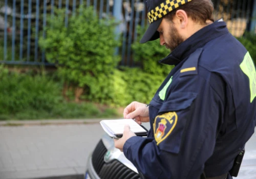 Ile zarabiają strażnicy miejscy w Polsce? Gigantyczne różnice