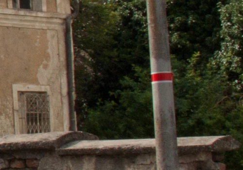 Ma prawie 100 lat i wciąż zaskakuje kierowców. Co oznacza czerwony pasek?