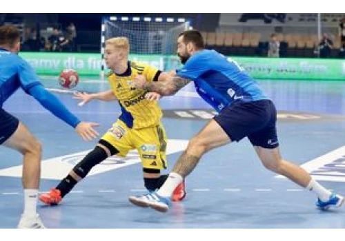 Trener Krzysztof Lijewski oraz Dejan Milosavljev i Piotr Jędraszczyk po porażce Industrii Kielce z Orlen Wisłą Płock w meczu o Superpuchar