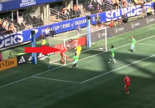 Ależ to zmieścił. Zobacz gola Lewandowskiego