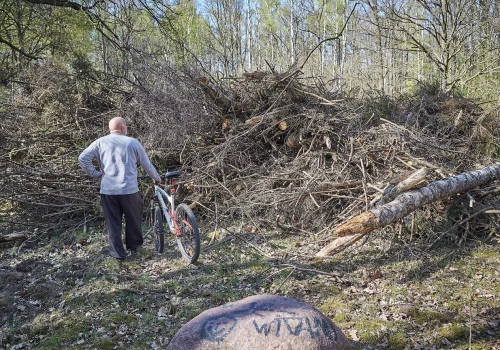 Wiele osób robi to podczas spaceru po lesie. Możesz mieć przez to problemy