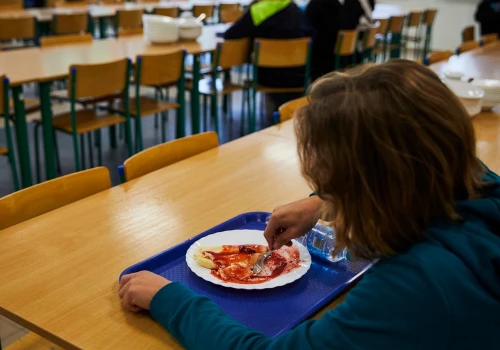 Mięso zniknie ze szkolnych stołówek? Od 1 września jedno danie będzie obowiązkowe