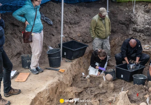 Szczątki maluchów mieszczące się w dłoni. Wstrząsające kulisy ekshumacji na Wołyniu
