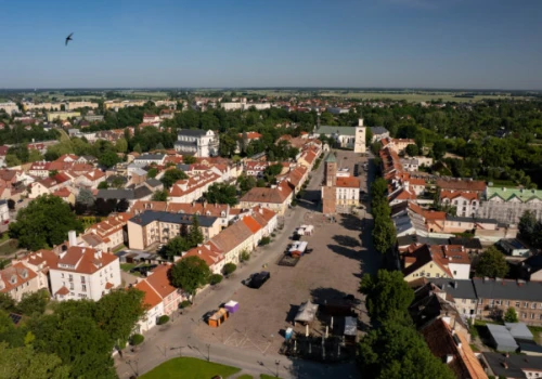 Najdłuższy brukowany rynek Europy, meteoryt i Napoleon. Niezwykła historia polskiego miasta