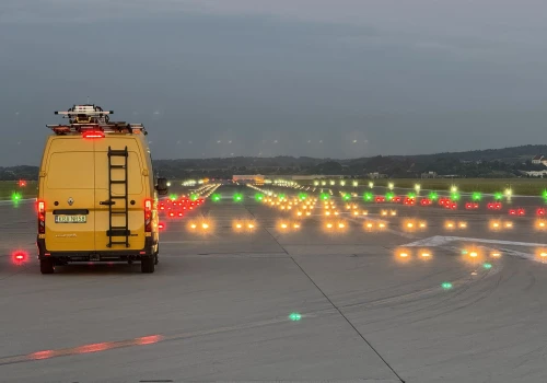 Kraków Airport wymienia 450 lamp. Lotnisko przygotowuje się do CAT II