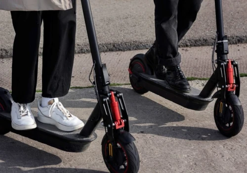 Brak kasków i zbyt wysoka prędkość – policja o najczęstszych przewinieniach użytkowników e-hulajnóg
