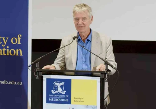 John Hattie: Dobre wyniki to za mało. Tak poznasz dobrą szkołę