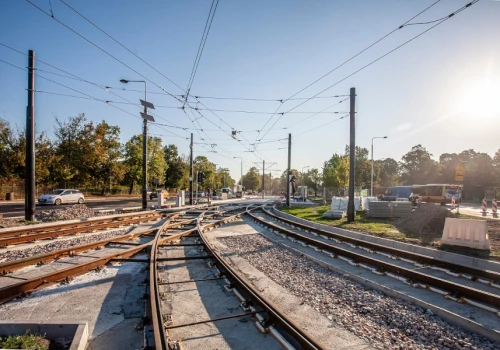 Remont torów na Puławskiej – naprawią kolejny przejazd. Utrudnienia w przejeździe