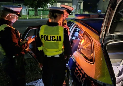 Zielona Góra. Wieczorem wpadło ośmiu pijanych kierowców, jeden rozbił auto jedząc pizzę