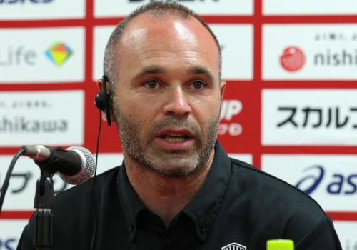 Iniesta zaczął trenerkę od meczu kompletnego szaleństwa