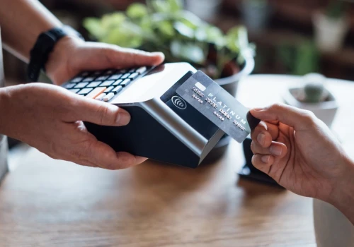 Bank odkłada za ciebie pieniądze przy okazji zakupów. Ile można uzbierać w rok?