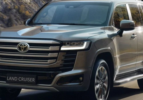 Toyota Land Cruiser 300 ma 457 KM. Hybryda zastąpi benzynowe V6, diesel zostaje