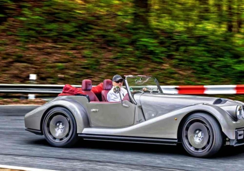 Morgan Supersport ma 340 KM i przyspiesza do setki w 3,9 s. A wygląda jak klasyk | TEST