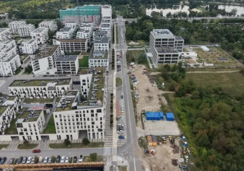 Aleja Architektów już dwa razy dłuższa. A za rok na Nowych Żernikach będzie zadaszone boisko piłkarskie