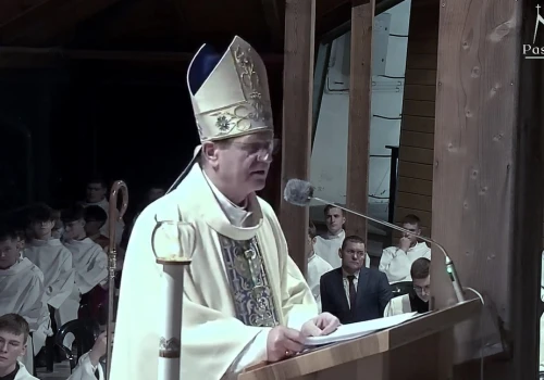 Abp Tadeusz Wojda w Pasierbcu: Świat potrzebuje pocieszenia, którą daje Maryja