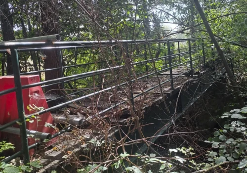 Niebezpieczna kładka przy ul. Londzina. Drewniane elementy są przegniłe. Mieszkańcy apelują