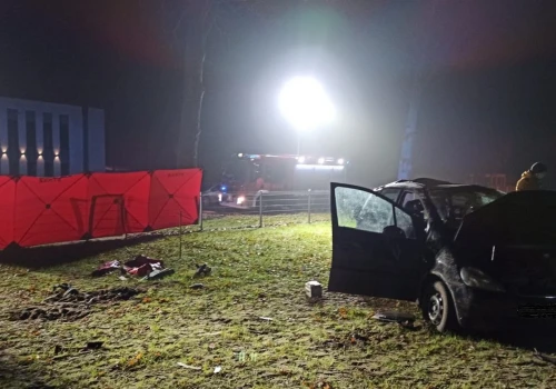 Obaj wypadli z rozbitego auta, jeden zginął. Śledczy do dziś nie ustalili najważniejszego