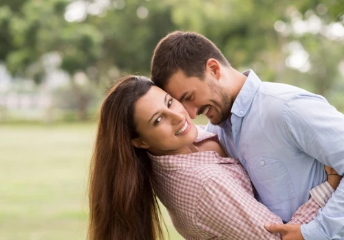 Single mają dość Tindera. Wraca sposób randkowania sprzed ery aplikacji