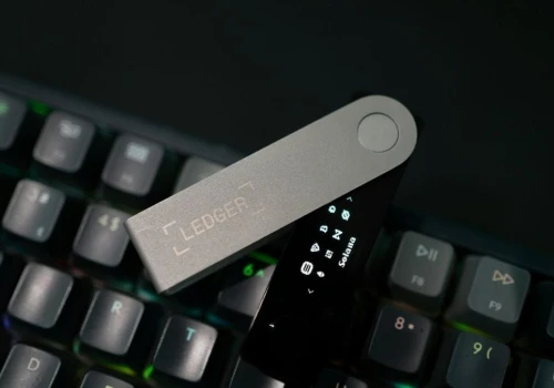 Kluczowy element technologii portfeli sprzętowych idzie w zapomnienie. Co dalej z Ledgerem i Trezorem?