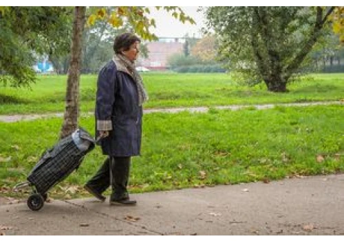 Waloryzacja może zaskoczyć seniorów. Tabela brutto-netto