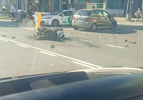 Zderzenie Mercedesa z motocyklem w centrum Rzeszowa. Dwie osoby w szpitalu