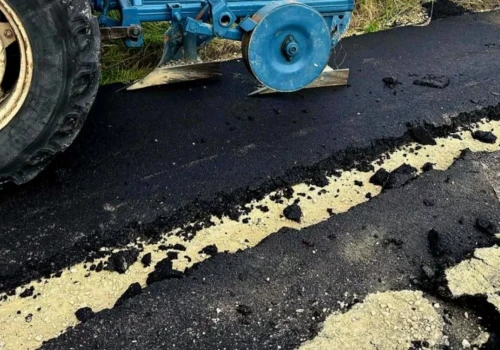 Rolnik zaorał asfalt i trafił do aresztu. Czy droga powstała na jego ziemi?