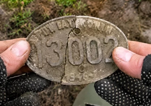 Leżała pod ziemią przez lata. Poszukiwacz znalazł tajemniczą tabliczkę z numerem 13002