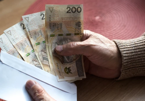 Jeszcze wyższa 14. emerytura. 225 zł czeka na tych, którzy złożą ten formularz w ZUS