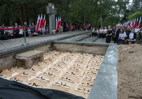 Ukraina: na Wołyniu odbyły się uroczystości pogrzebowe polskich ofiar zbrodni w Ostrówkach i Woli Ostrowieckiej