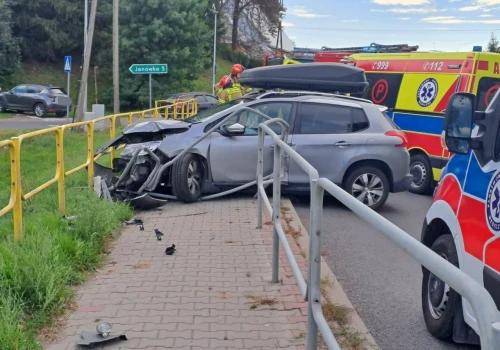 Peugeotem uderzył w bariery. Rodzina z dwójką dzieci trafiła do szpitala