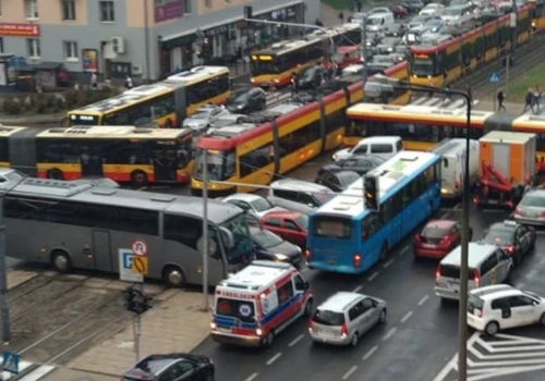Tramwaj ma pierwszeństwo. Ale nie ma prawa blokować ruchu