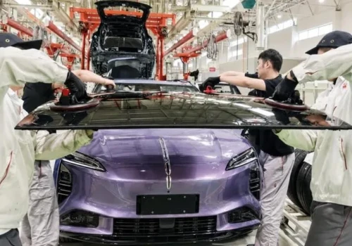 Hongqi EHS7, pierwszy samochód z perowskitami na dachu. Moce mizerne, ładowanie chyba nawet nie ruszy