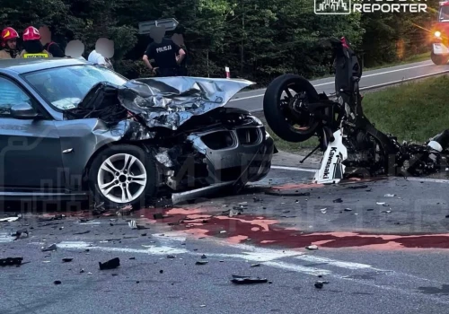 18-latek w BMW wymusił pierwszeństwo. Motocyklista uderzył w auto, przeleciał nad nim i uderzył w drzewo. Mężczyzna zginął na miejscu