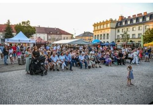 Koncertowe zakończenie tegorocznego święta wina w Jaśle. Scena na rynku należała do młodych wokalistów i instrumentalistów.