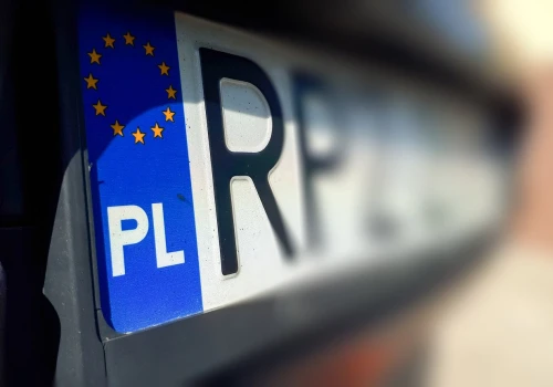 Tyle trzeba zapłacić za indywidualne tablice w 2026 roku. Cena może zaskoczyć