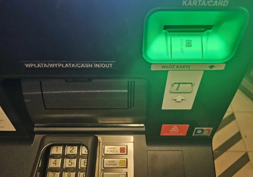 Bankomat nie wydał pieniędzy, ale zniknęły z konta. Co zrobić krok po kroku?
