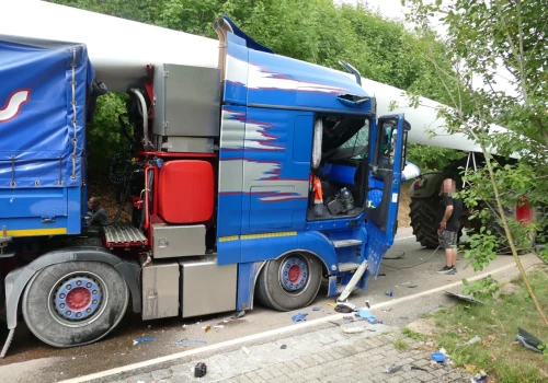 „Śmigło” opadło na przewożące je ciągniki – zmiażdżone kabiny i wiele dni blokady